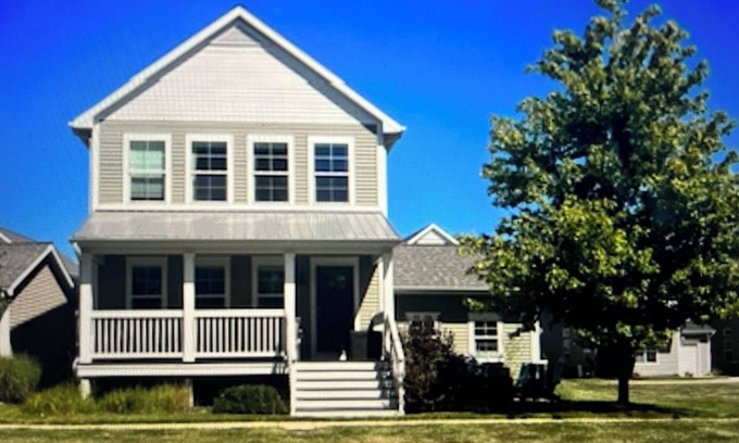 Benton Harbor Casa | Meet Me at the Beach-3BD/3.5 Bath-Across street from Golf/Lake/Jean Klock Beach