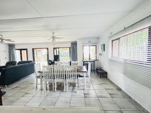 Umzumbe Casa | Meet U at the Beach Family Home Umzumbe