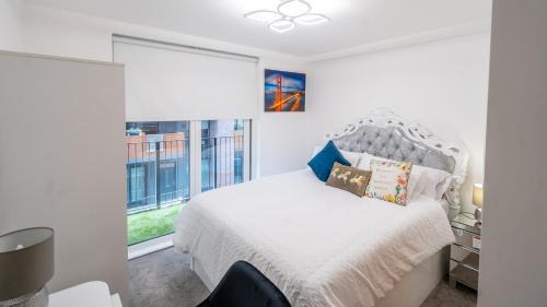 Salford Villa | Mega7 Luxury 2bedrooms Apartment - 2baths, 3toilets plus Balcony and Free Car park