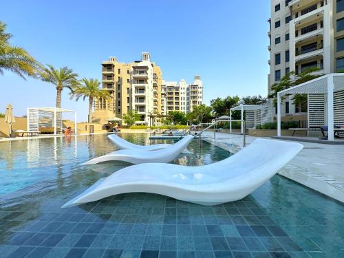 Umm Suqeim 3 Apartamento | MegaLuxury Flat Resort, Amazing Pool, Burj direct View
