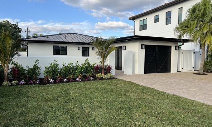 Naples Park Cabaña | Meg’s Beach Cottage- Walk/Bike to Vanderbilt Beach. Heated Pool/ Pool Table