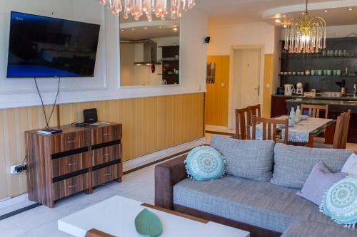 rayon Triaditsa Apartamento | Megy's 3 Bedroom Central Apartment near NDK