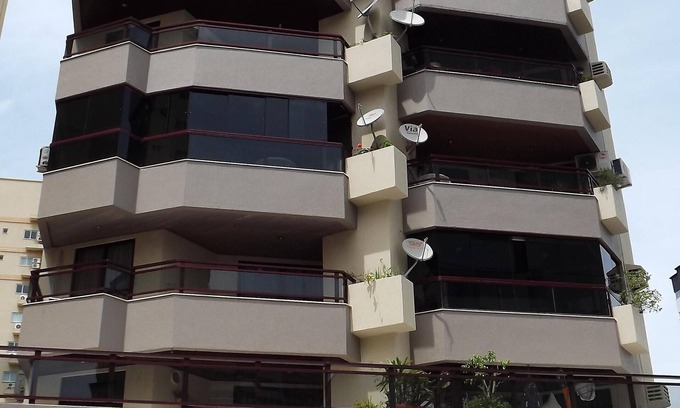 Castelo Branco Apartamento | Meia Praia-Itapema / SC (TV por cable + Wifi + Aire codificado + Chimenea ecológica)