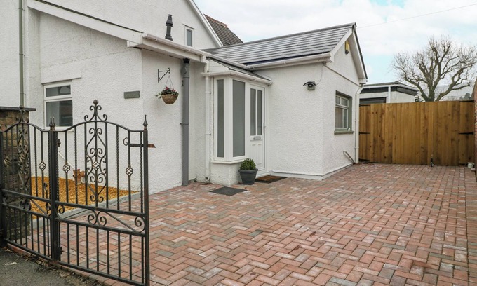 Hirwaun Cabaña | MEILLION, pet friendly, with a garden in Hirwaun