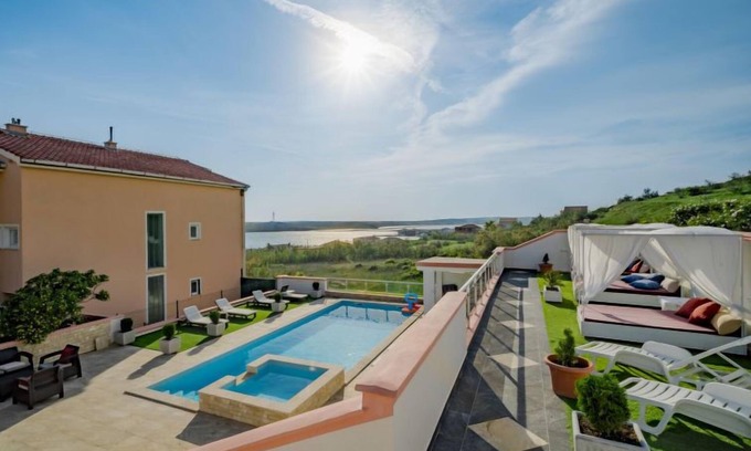 Dinjiska Apartamento | Melandura by Interhome