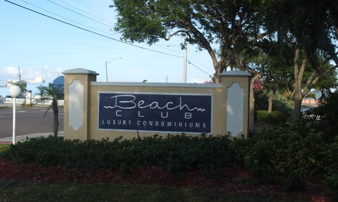 Ocean Side Village Condominio | Melbourne Beach Condo. Quédese más, ahorre más. Cama de matrimonio + sofá cama (para 4)