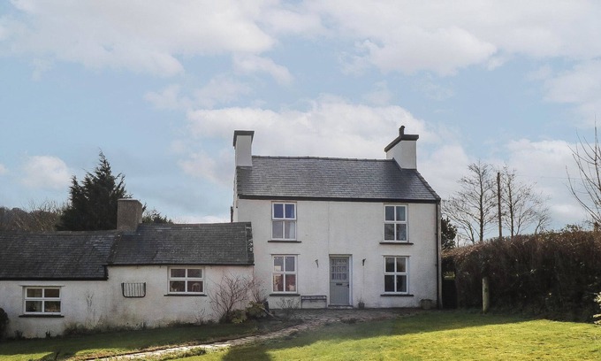 Dulas Cabaña | MELIN RHOS FARM, pet friendly, country holiday cottage in Moelfre