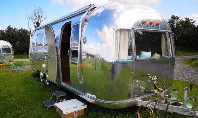 Atherstone Casa | Melissa Belle is a luxury, Vintage Airstream that is based in Etties Field