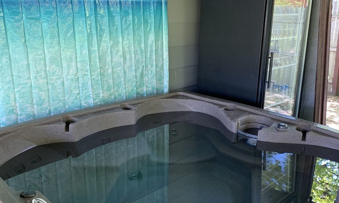North Perry Casa | Melodic Forest~Hot Tub, Music Studio, Close to Wineries, Erie & Cleveland