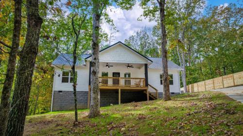 Fort Payne Casa | Melody Ridge Downtown with Fast WiFi, King Suite, Soaking Tub