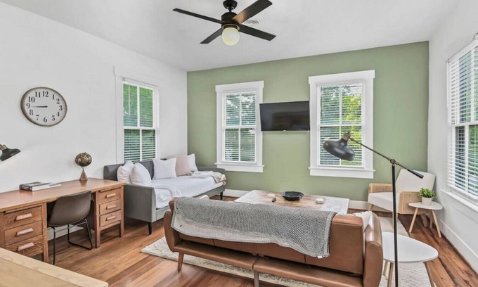 Columbia Apartamento | Melrose Heights 1BR | Mins to USC | Sleeps 4!