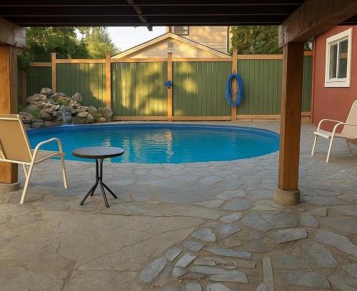 Saanich East Cama Y Desayuno | Melrose Place Poolside Hideaway Basement Suite Sleeps 6 plus