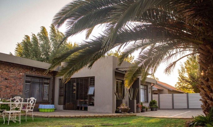 Langenhoven Park Casa | Melsetter's Guesthouse
