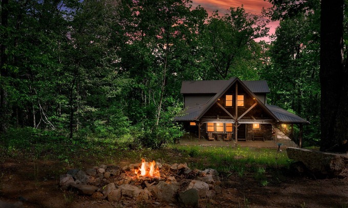 Mount Berry Cabina | Memories in the Woods | Cozy Cabin Retreat on 5 Acres