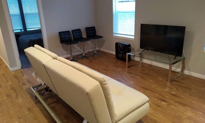 Renton Casa | ⁂ Memory Foam Bed, Blackout Curtains & Smart TV