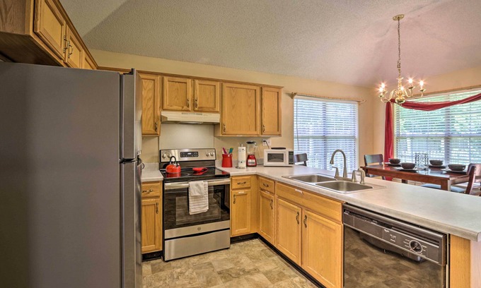 Lakes of Forest Hill Cabaña | Memphis House w/ Yard 25 Minutes to Beale Street!
