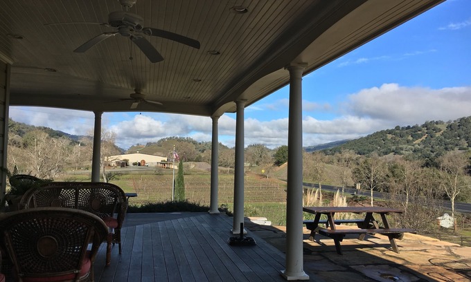 California Wine Country Otro | Mendocino Getaway Con envolvente de la cubierta y chimenea de piedra en forma para el All-seasons