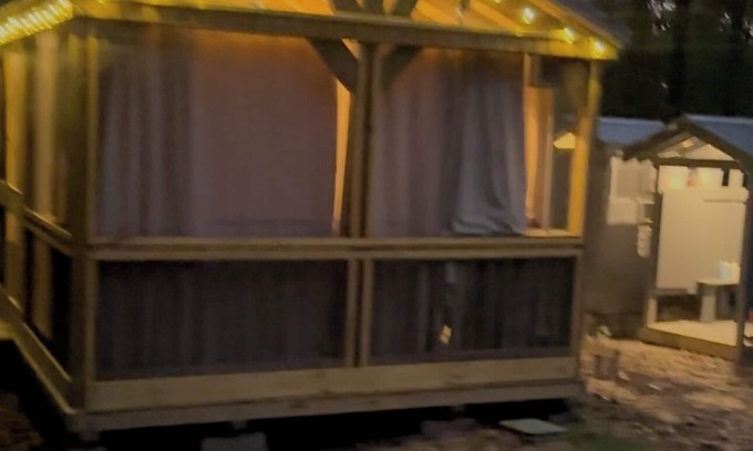 Mentone Alquiler De RV | Mentone glamping getaway in a private screened in cabin in charming Mentone