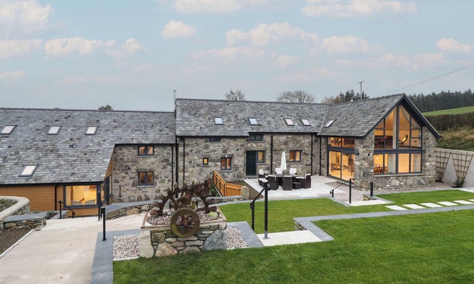 Cwmtirmynach Cabaña | MERDDWR, family friendly, luxury holiday cottage in Cerrigydrudion