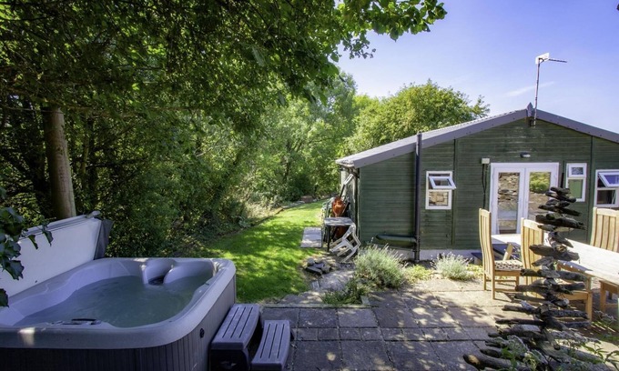 Llanrhidian Higher Casa | Merlins Cabin - 2 Bedroom Cabin - Blaen Cedi Farm - Penclawdd