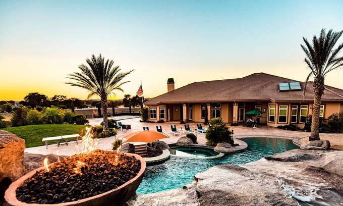 Paso Robles Villa | Prvt Estate w / Swim-Up Bar, Volleyball Crt & Arcade | Duerme 14! ❤ por AvantStay