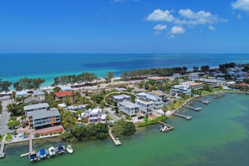Bradenton Beach Casa | Mermaid's Landing managed by Beach Retreats