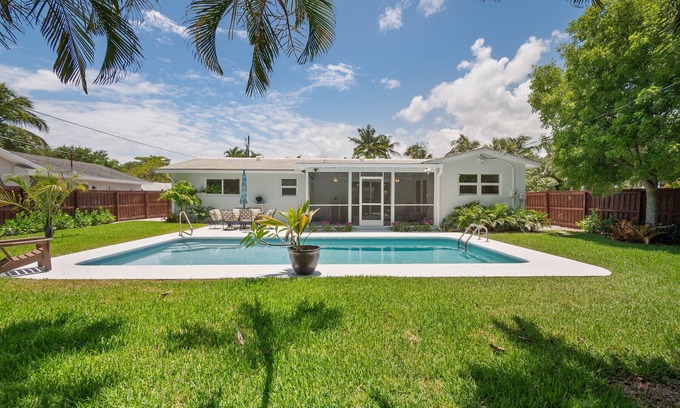 Old Jupiter Beach Road Cabaña | Mermaid Shack with pool 5 min to beach,venues,restaurants