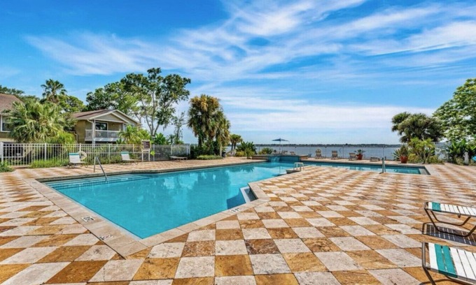 Merritt Island Apartamento | Merritt Island Sunset ~ Riverside Pool & Hot Tub