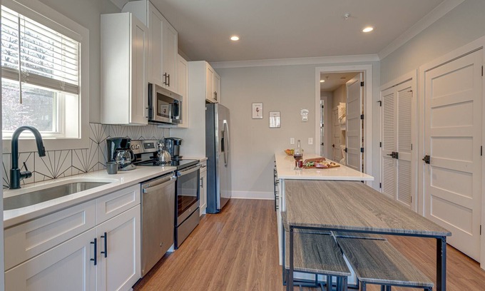 Melrose Cabaña | Merry Melrose -mins to Broadway- Sleeps 6