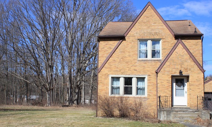 Newton Falls Casa | Merrythought Cottage-a book lover's delight.