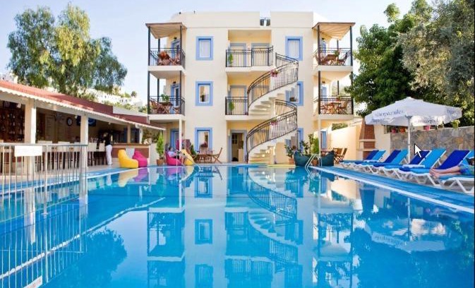 Bodrum City Center Apartamento | Merve Apartments, your home from home in central BODRUM, street cats frequent the property, not all apartments have balconies , ground floor have terrace with table and chairs