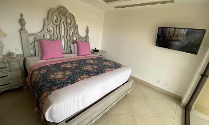 Cabo San Lucas Complejo | Mesmerizing 3 Bedroom Residence by the beachside in Cabo San Lucas