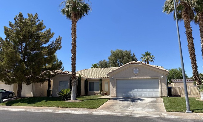 Mesquite Casa | Mesquite Retreat 3 Bedroom, 2 Bath with pool! Pool is NOT HEATED.