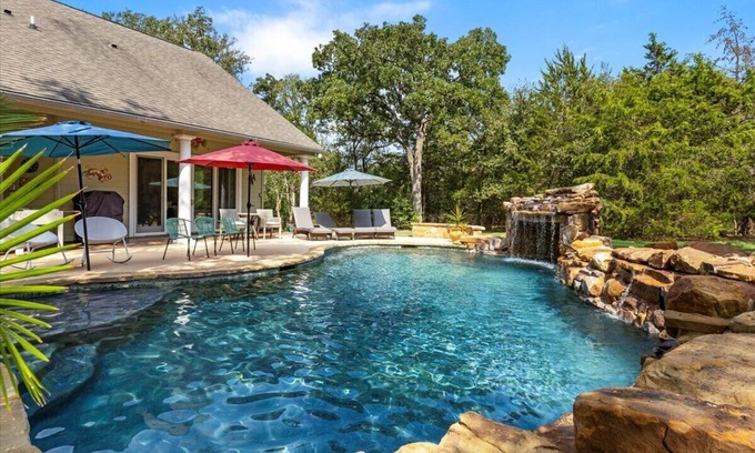 Cedar Creek Casa | Mesquite Retreat - Lovely Country Home, cerca de la pista COTA, Piscina climatizada!