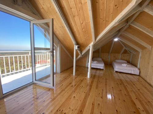 Kruje Casa | Meti guest house wooden room