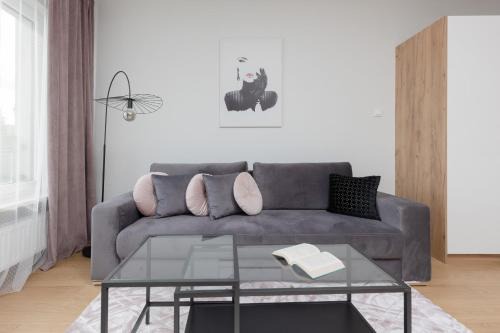 Targowek Apartamento | Metro Kondratowicza Warsaw Apartment with Parking by Noclegi Renters