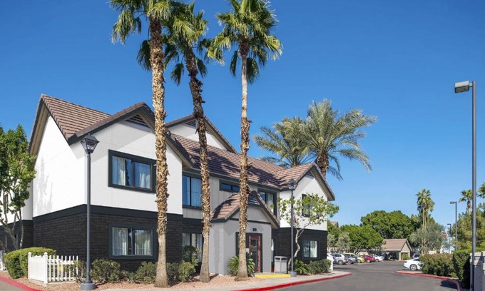 North Mountain Apartamento | Metro PHX 1bd downstairs sleeps 4 modern design best location and amenities