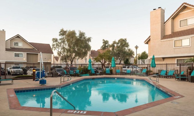 North Mountain Apartamento | Metro PHX STUDIO KING BED DOWNSTAIRS sleeps 4 modern design best amenities