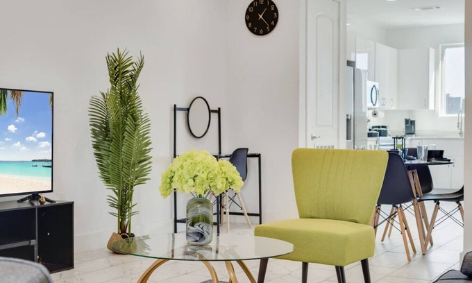 Downtown Dallas Apartamento | Metro Sky 2BR I Parking I King Bed I Workspace