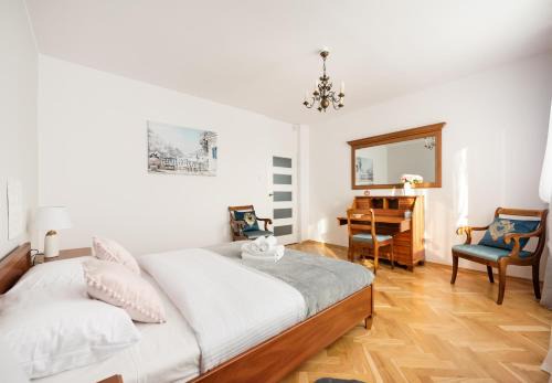 Targowek Apartamento | Metro Zacisze Fausta House with Garden
