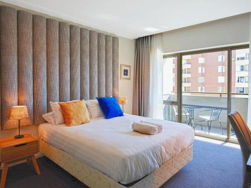Chinatown Apartamento | Metropolis Queen Studio with Indoor Pool Balcony