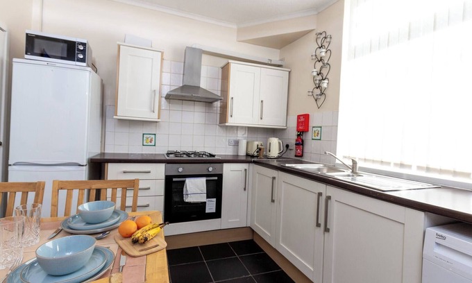 Failsworth Casa | Metropolitan Charm: Stylish 2BR House