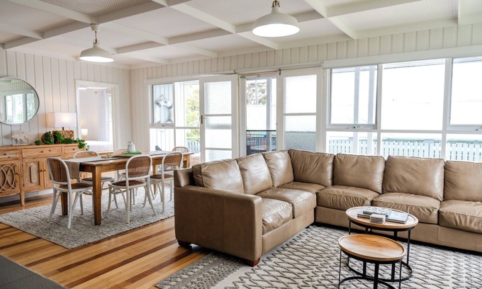 Metung Casa | Metung Holiday House | Family & Pet Friendly, Cosy Coastal downtown stay