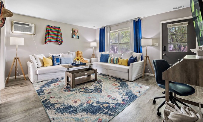 Aurora Condominio | Mexican Themed Cozy Apt in Aurora/75" TV/FastWiFi/AppleTV/Disney+/YouTubeTV