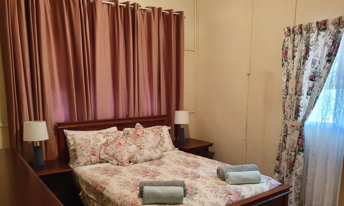 Mount Morgan Cama Y Desayuno | Meyenburg House, KayEd Queen Room with shared bathroom