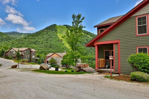 Central Vermont- Killington Casa | Meyer Chalet de Esqui - Ski-In, Ski-Out 4BR Bear Mtn Retreat with Pool & Fireplace