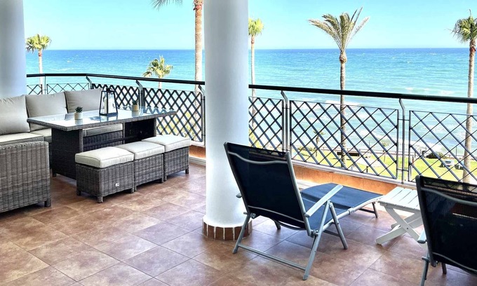 Sitio de Calahonda Apartamento | Mi Capricho 170 Beachfront Apartment