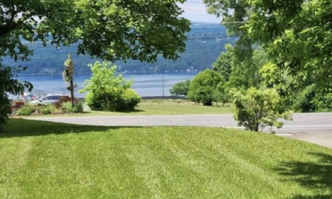 Burdett Casa | Mi Casa Tu Casa: Lakeview, Hot Tub, Pets, Walk to Wineries