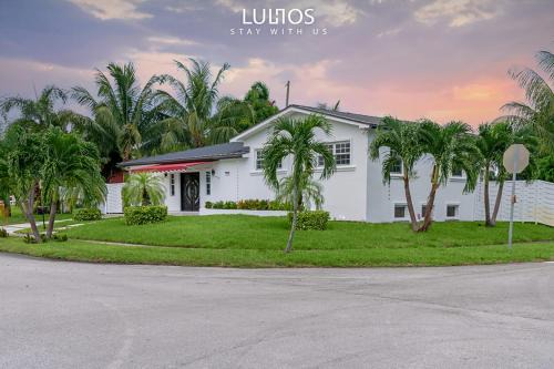 Miami Gardens Casa | Miami Fun Home with Pool & Games L30