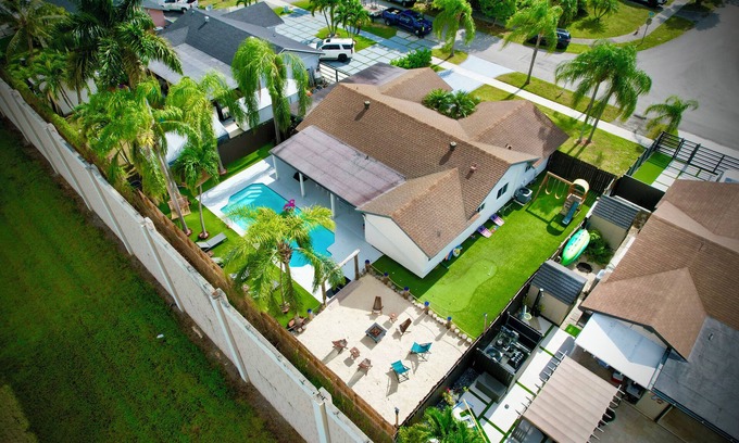 Palmetto Estates Casa | Miami house, Heated pool, Artificial beach, Mini golf, luxury and comfort